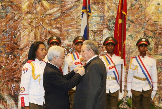 Việt Nam - Cuba quyết đưa quan hệ sang giai đoạn phát triển mới Tổng Bí thư Nguyễn Phú Trọng trao tặng Huân chương Sao Vàng cho Bí thư thứ nhất Ban chấp hành Trung ương Đảng Cộng sản Cuba, Chủ tịch Hội đồng Nhà nước và Hội đồng Bộ trưởng Cuba Raul Castro Ruz. Ảnh: TTXVN.