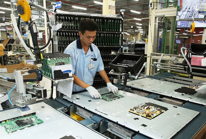 Năm 2018, không còn yếu tố tăng trưởng đột phá Công nhân đang lắp ráp linh kiện điện tử tại nhà máy Samsung Việt Nam. Ảnh: Khương Nha.