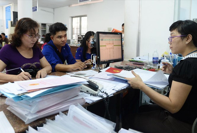 TPHCM tuyên chiến với nạn nhũng nhiễu UBND huyện Hóc Môn làm thủ tục nhà đất cho người dân. Lĩnh vực nhà đất thường bị người dân phản ánh là có tình trạng cán bộ nhũng nhiễu.