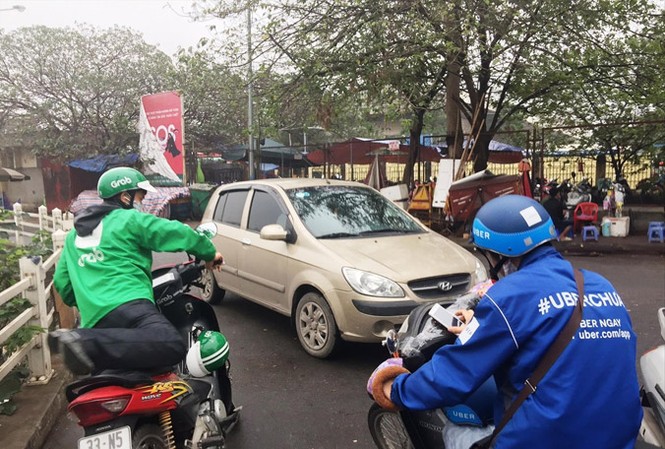 Lái xe lo giành khách khi Grab độc tôn? Cuộc “hôn phối” giữa Uber và Grab đã đưa Grab lên nắm quyền kiểm soát thị trường xe công nghệ. Ảnh: Bảo An.