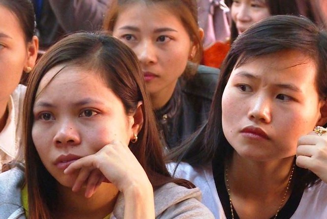 Vì sao Đắk Lắk đề nghị tạm dừng đưa tin vụ tuyển thừa 500 giáo viên? Hàng trăm giáo viên Krông Pắc lo buồn trước nguy cơ mất việc. Ảnh Vũ Long