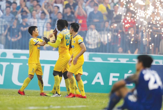 Vòng 4 Nuti Café V.League 2018: Chủ nhà chiếm ưu thế Thanh Hoá có được chiến thắng tối thiểu trước người láng giềng SLNA ở trận derby Bắc Trung bộ. Ảnh: VSI.