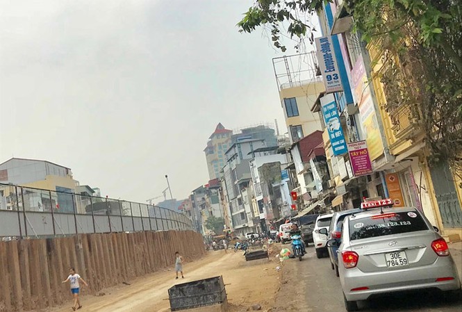 Hà Nội: Đường ùn tắc, công trường hạ đê Nghi Tàm ì ạch Đê Nghi Tàm thường xuyên tắc đường sau khi thi công hạ đê. Ảnh: Minh Tuấn.