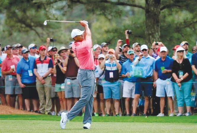 Tiger Woods được săn đón tại The Masters Người hâm mộ vây kín Tiger Woods tại buổi tập trước thềm The Masters.