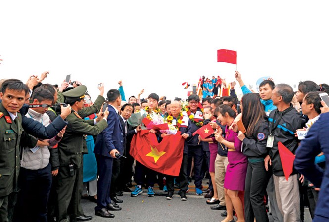 Cười ra nước mắt với chuyện thưởng của U23 Việt Nam Biển người đón chào đội tuyển U23 Việt Nam trở về từ Thường Châu, Trung Quốc. Ảnh: Hồng Vĩnh.