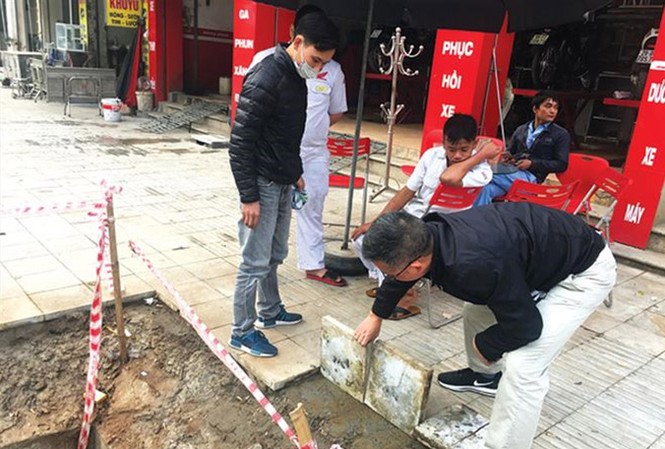 Hàng loạt cán bộ bị xem xét xử lý Báo Tiền Phong từng phản ánh việc lát đá vỉa hè trên địa bàn Hà Nội có nhiều vấn đề về chất lượng thi công. Ảnh: Trường Phong.