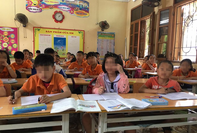 Cô giáo phạt HS uống nước giẻ lau bảng: Vi phạm nghiêm trọng đạo đức Học sinh lớp 3A5 trong giờ học chiều ngày 5/4. Ảnh: Nguyễn Hà.