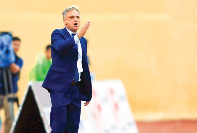 V.League 2018: Vận đen của các HLV ngoại HLV Mihail Marian trở thành chiến lược gia đầu tiên bị sa thải ở V-League mùa này. Ảnh: VSI.