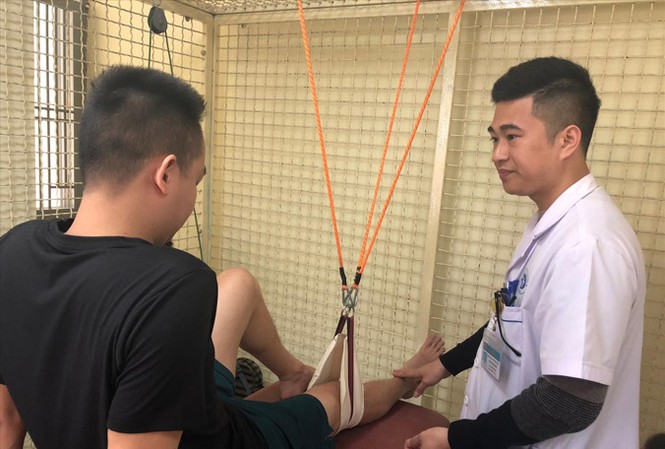 Sáng chế vì bệnh nhân Bác sĩ Phạm Ngọc Sơn giới thiệu ứng dụng hệ thống đỡ phần chi thể tại khoa phục hồi chức năng. Ảnh : Lưu Trinh.