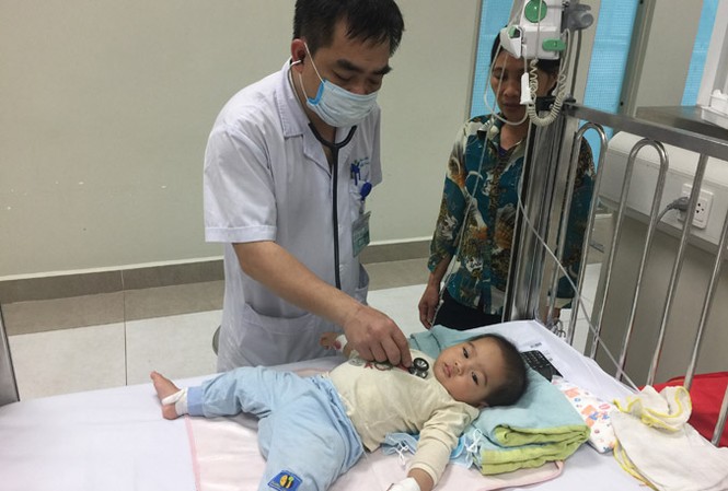 Rối loạn ý thức vì dùng oresol sai cách Bệnh nhi bị rối loạn ý thức, biến chứng do dùng oresol không đúng cách đang được điều trị tại Bệnh viện Nhi T.Ư.