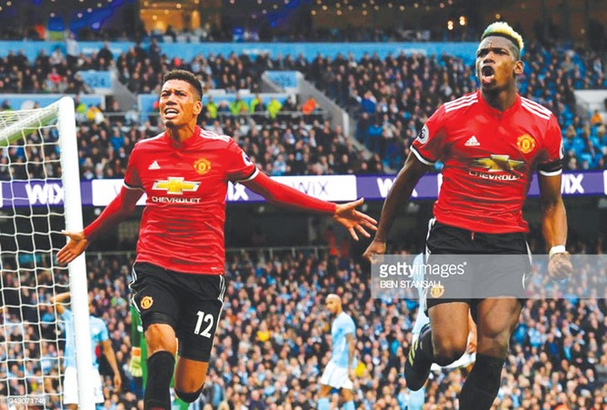 “Kẻ ngáng đường” M.U Pogba (phải) và Smalling là người hùng của trận đấu.