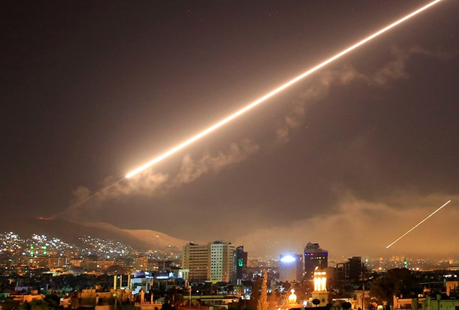 Tấn công Syria, ông Trump nhận được gì? Tên lửa phòng không của Syria thắp sáng trời đêm Damascus. Ảnh: AAP.
