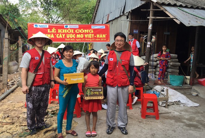 Chuyện phụ nữ miền Tây làm dâu xứ Hàn Tổ chức Kocun (Hàn Quốc) hỗ trợ nhà cho mẹ con chị Nguyễn Thị Thu Hà (ở giữa).