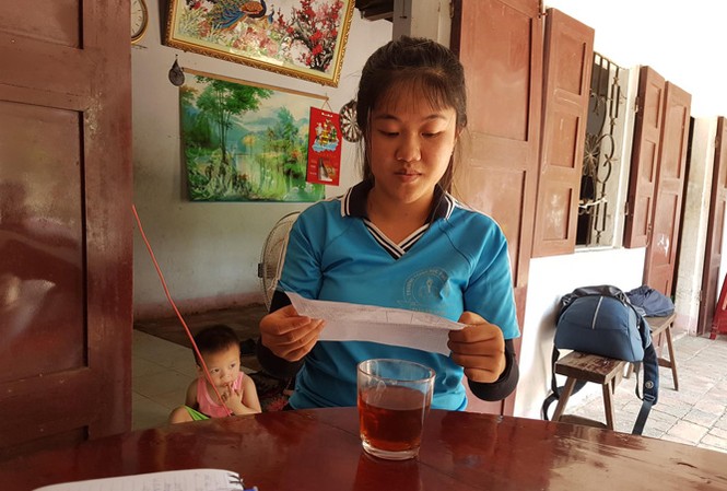 Oái ăm, thu phí cả trẻ mồ côi lẫn người già Em Trần Thị Kim Yến (16 tuổi) mồ côi cả cha lẫn mẹ vẫn nhận được thông báo nộp các khoản thuế, phí vận động.