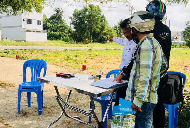 TPHCM lại 'sốt' đất vùng ven Các địa điểm bán đất di động này lúc nào cũng có khách hàng.