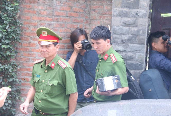 Đà Nẵng: Còn cán bộ nào để doanh nghiệp thao túng? Công an khám nhà ông Trần Văn Minh ngày 18/4. Ảnh: N.T