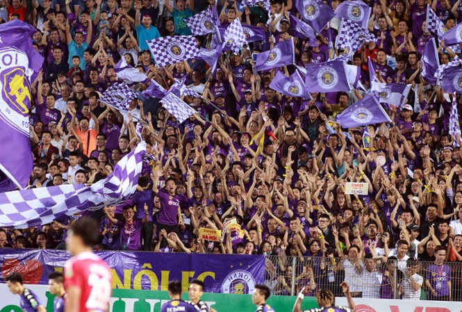 Bầu Đức, bầu Hiển và cuộc đua mới ở V-League Sân Hà Nội luôn đón lượng CĐV đông đảo tới sân từ đầu mùa giải 2018 tới nay. Ảnh: VSI.
