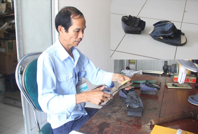 Tiệm giày đặc biệt của ông Ánh Ông Phạm Ánh chỉnh những đôi giày “kỳ quái” trong tiệm giày sau lưng bệnh viện. (ảnh lớn) Những chiếc giày “thiếu trước hụt sau” do ông Ánh đóng cho người bệnh phong. (ảnh nhỏ). Ảnh: Thanh Trần.