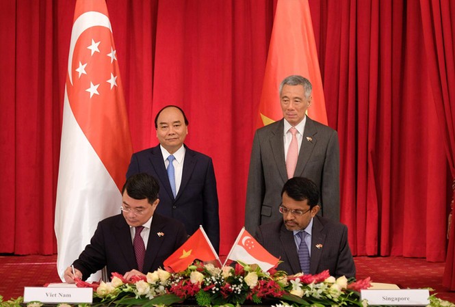 Singapore cam kết tăng đầu tư vào Việt Nam Thủ tướng Nguyễn Xuân Phúc và Thủ tướng Singapore Lý Hiển Long chứng kiến lễ ký các văn kiện hợp tác. Ảnh: VGP.