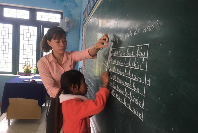 Nghịch lý thừa giáo viên: Trường 'tay ngang' đè bẹp trường chính quy Thực hiện chương trình giáo dục phổ thông mới các cấp học sẽ thừa hơn 40.000 giáo viên.