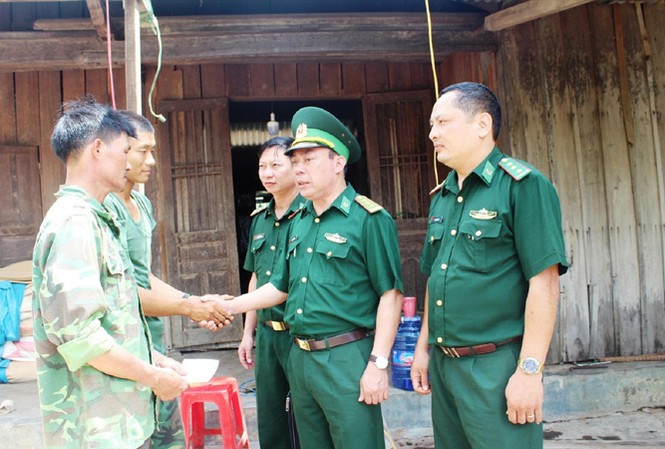 Sát cánh cùng dân trong hoạn nạn Lãnh đạo BĐBP tỉnh Đắk Lắk thăm hỏi và trao tiền hỗ trợ cho người dân. Ảnh: N.L
