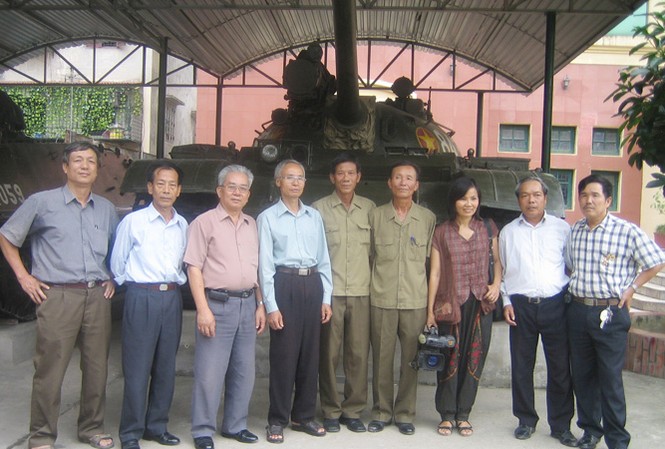 Chuyện cắm cờ tại Dinh Độc Lập (Từ trái sang) Đại tá Nguyễn Khắc Nguyệt (thứ nhất), cựu Trưởng xe 390 Vũ Đăng Toàn (thứ ba), đại tá Bùi Quang Thận (thứ sáu) và cựu pháo thủ xe tăng 390 Ngô Sĩ Nguyên (thứ 9) trong một cuộc gặp năm 2009.