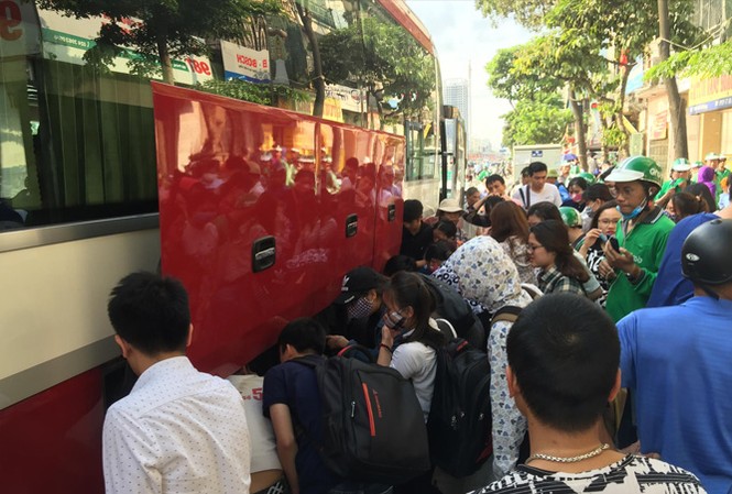 Vật vã về Hà Nội sau nghỉ lễ Xe khách dừng trả khách tại nút giao Trương Định - Giải Phóng gây ùn tắc. Ảnh: Nguyễn Hoàn.