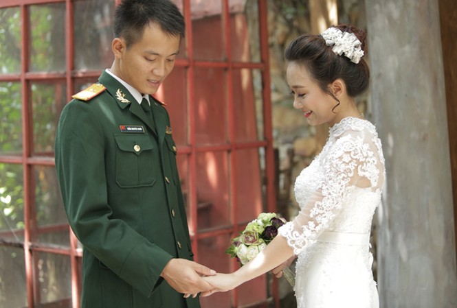 Lấy vợ nhờ mẹ...…mai mối Vợ chồng trung úy Trần Nguyên Danh hạnh phúc bên nhau. Ảnh: T.H