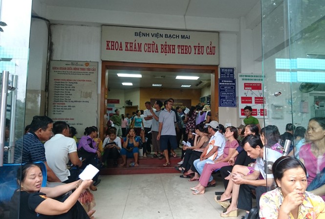 Chỉ số cải cách hành chính năm 2017: Bộ Y tế “tụt không phanh” Người dân ngồi chờ đến lượt khám chữa bệnh tại Bệnh viện Bạch Mai - Hà Nội. Ảnh: Như Ý.