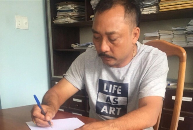 Ngỡ ngàng tài sản chìm, nổi của trùm gỗ lậu Phượng 'râu' Phượng "râu" ghi lời khai tại cơ quan công an. Ảnh do công an cung cấp.