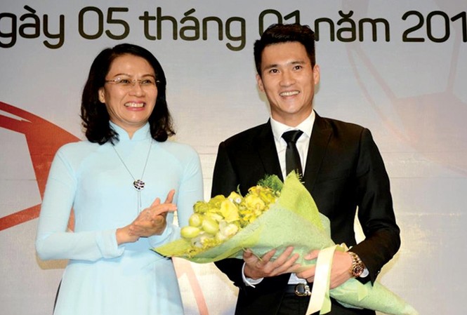 Công Vinh và những 'mối tình' không trọn vẹn Công Vinh trong ngày nhận nhiệm vụ quyền chủ tịch CLB Tp Hồ Chí Minh. Sau 16 tháng nắm quyền, cựu tiền đạo ĐTVN bất ngờ chia tay đội bóng. Ảnh: VSI.