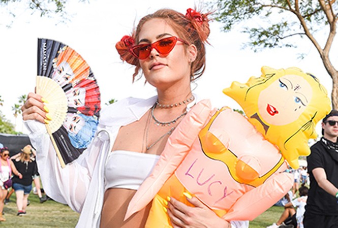 Festival âm nhạc rực rỡ nhất thế giới Một bộ thời trang kỳ lạ tại coachella.