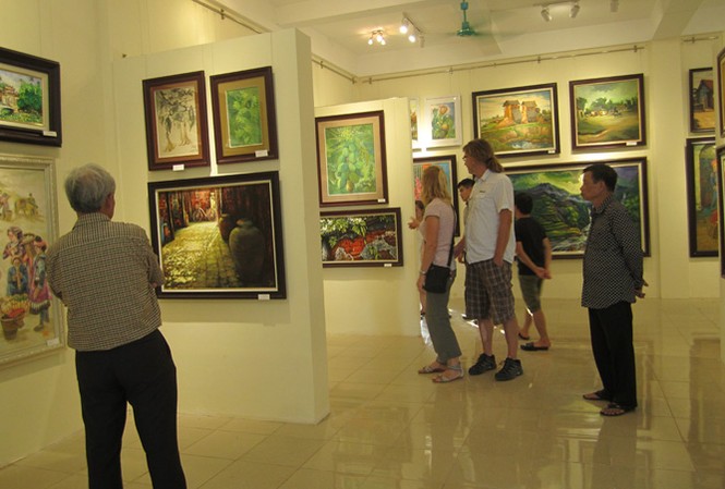 Làng có 2 bảo tàng mỹ thuật, 8 phòng tranh Có người đi theo tour, có người qua internet tự tìm đến bảo tàng tranh Cổ Đô thưởng lãm. Ảnh: Lan Hương.