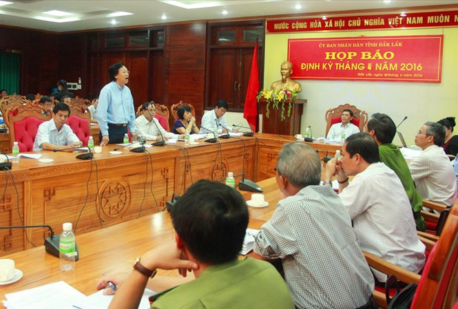 Sai phạm Y tế Đắk Lắk: Thế lực nào bao che? Ông Doãn Hữu Long giải trình về đấu thầu thuốc trong một cuộc họp báo.