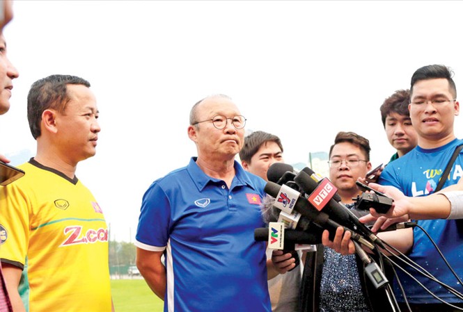 Việt Nam dự VCK Asian 2019, dễ hay khó? HLV Park Hang - seo sẽ phải toan tính thật kỹ trước từng đối thủ ở VCK Asian 2019 để ĐTVN có cơ hội vượt qua vòng bảng. Ảnh: VSI.