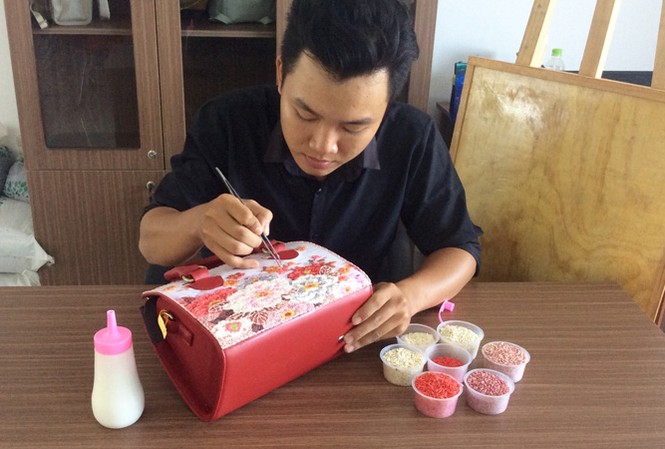 Khi các thủ lĩnh đoàn là ông chủ Anh Khưu Tấn Bửu miệt mài đính gạo lên túi xách. Ảnh: Hoà Hội.