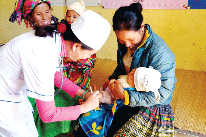 Các bà mẹ khi đưa con đi tiêm chủng cần thực hiện Tiêm chủng - niềm hạnh phúc của trẻ thơ. Ảnh: Minh Thùy.