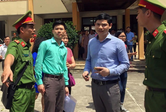 Người nhà nạn nhân mong bác sỹ Lương được tuyên vô tội Bị cáo Hoàng Công Lương rời phiên tòa (thứ 2 từ trái qua). Ảnh: Nguyễn Hoàn.