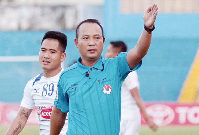 V-League, 'đất dữ' với trọng tài Trọng tài Văn Kiên có thể không được VPF mời làm nhiệm vụ ở các giải bóng đá chuyên nghiệp vô thời hạn sau tiếng còi “méo” ở trận Khánh Hoà-HAGL. Ảnh: VSI.