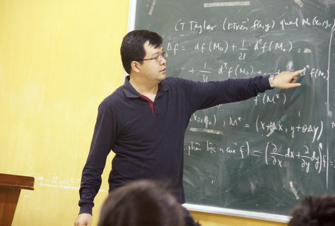 Lương 6 triệu vẫn đam mê nghiên cứu TS. Đỗ Quốc Tuấn trên bục giảng.