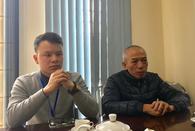 Bôi nhọ phóng viên Tiền Phong vì đâu? Hai cán bộ phụ trách xây dựng, địa chính trong buổi làm việc tại phường hôm 9/2/2018. (Bên phải là ông Cường, bên trái ông Quân).