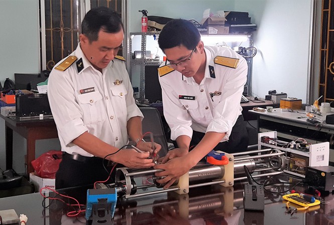Lính thợ hải quân Cán bộ, nhân viên Tổ sửa chữa Đoàn 6 Hải quân đang sửa chữa máy đo vận tốc âm SVP - một trong những thiết bị của hệ thống đo sâu. Ảnh: CTV.