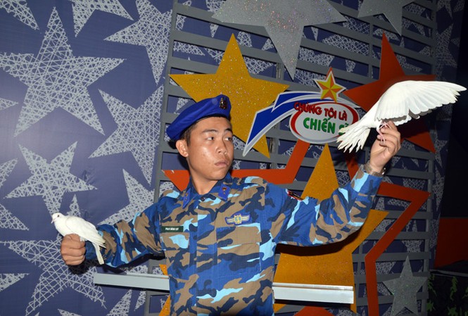 “Ảo thuật gia” made in... Cảnh sát biển Binh nhì - ảo thuật gia Phạm Đình Quý động viên những chú chim của mình trước giờ
biểu diễn. Ảnh: L.G.