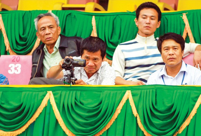 VPF rối 'như canh hẹ' vì ông Dương Văn Hiền Phó ban Trọng tài Dương Văn Hiền (giữa) không chỉ phân công nhiệm vụ cho các trọng tài mà còn tự phân công mình làm giám sát trọng tài, việc mà VPF cho là “vừa đá bóng, vừa thổi còi”. Ảnh: VSI.