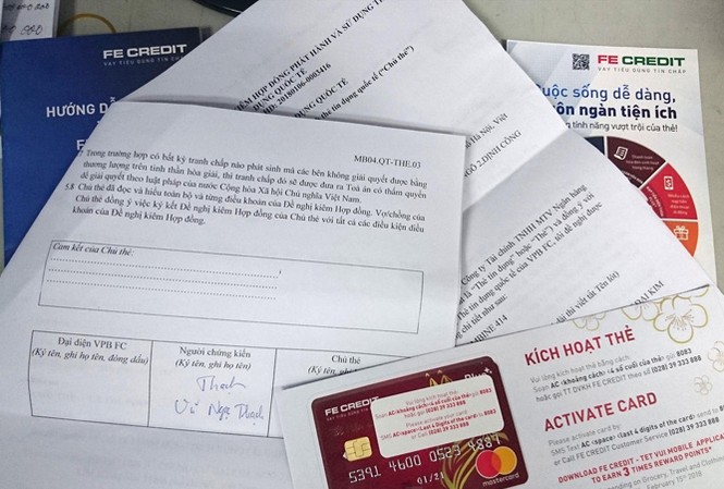 Quấy rối người tiêu dùng, FE Credit sẽ bị thanh tra Hợp đồng mở thẻ tín dụng Fe Credit gửi cho khách hàng không có chữ ký và con dấu của công ty. Trên thẻ ghi hướng dẫn khách hàng chủ động mới kích hoạt được thẻ, nhưng thực tế không phải vậy. Ảnh: Phạm Thanh.