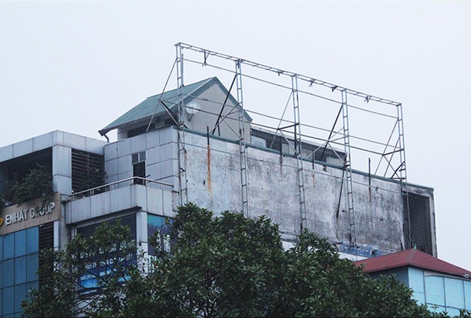 Biển quảng cáo bôi bẩn đô thị: Trơ khung, trơ trách nhiệm Biển quảng cáo trơ khung sắt tại ngã 5 Lê Duẩn - Kim Liên.
