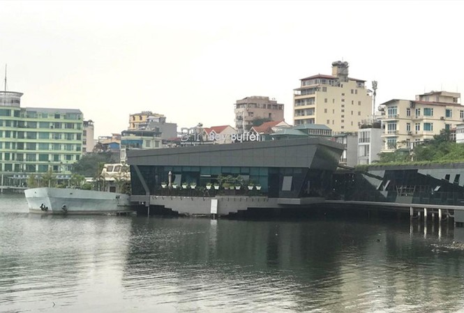 “Đặc cách” cho du thuyền hoạt động trên hồ Tây? Du thuyền bên cạnh nhà hàng Buffet.