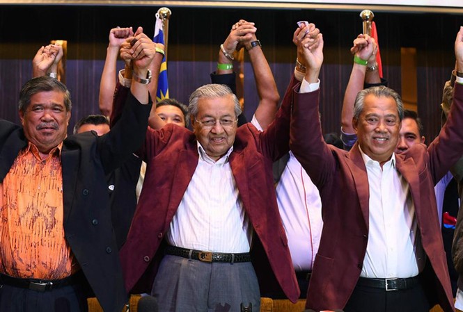 Malaysia: Tham nhũng khiến cụ ông 92 tuổi tái xuất chính trường Ông Mahathir Mohamad (giữa) ăn mừng sau khi giành chiến thắng lịch sử. Ảnh: Getty Images.