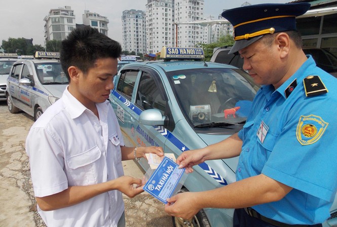 Phản biện nóng về quản taxi theo vùng, màu sơn Cùng với dán tem riêng, theo dự thảo taxi Hà Nội sẽ còn được quy định màu sơn, phân vùng hoạt động.
