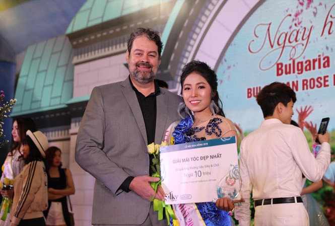 Nữ CEO 9x khởi nghiệp từ lũy tre làng CEO Nguyễn Thị Hạnh đạt giải “Người có mái tóc đẹp nhất” tại cuộc thi “Queen of Rose” trong sự kiện “Lễ Hội Hoa hồng Bulgaria 2018” bằng chính sản phẩm của mình.
